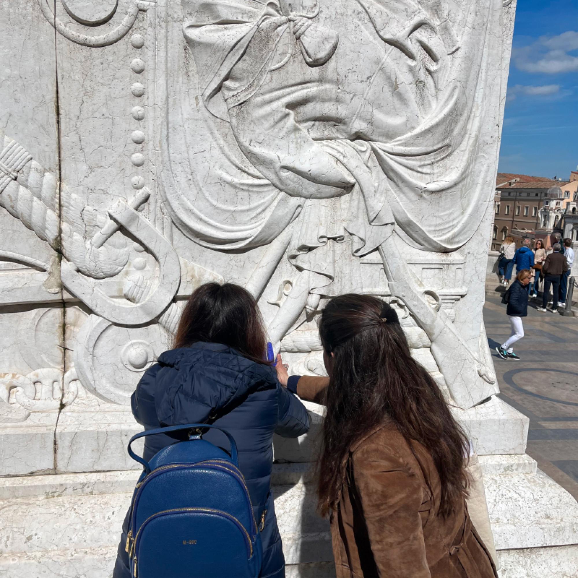 Esperienza tattile al Vittoriano - Arte e storia al servizio di tutti - Visita tattile per famiglie